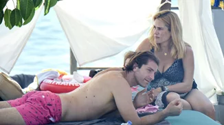 Τζένη Μπότση | Για μπάνιο με τον Αλέξανδρο Μιχαλά και την κατάξανθη κόρη τους με animal print μαγιό