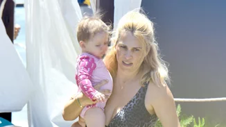 Τζένη Μπότση | Φωτογραφίζει τη 10 μηνών κόρη της στην πισίνα