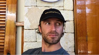 Τεό Νιάρχος | Στη Σπετσοπούλα με την κούκλα σύντροφό του ο «χρυσός» κληρονόμος