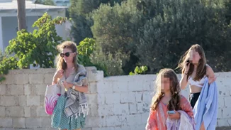 Κιμ Κίλιαν | Με mini πουά φούστα σε σπάνια εμφάνιση με τις δύο κόρες της, Σιένα και Σάντυ