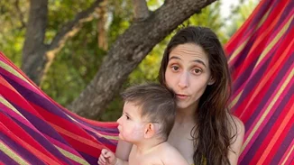 Φωτεινή Αθερίδου | Ποζάρει με μπικίνι 10 μήνες μετά τη γέννα αγκαλιά με τον γιο της