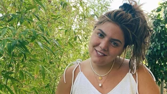 Island look | Η Δανάη Μπάρκα με λευκό μίνι σορτσάκι στη Σέριφο