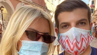 «Μείνετε ασφαλείς» | Κατερίνα Καινούργιου και Φίλιππος Τσαγκρίδης φωτογραφίζονται αγκαλιά με μάσκες προστασίας