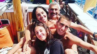 Νόνη Δούνια | Οι βουτιές στον Αργοσαρωνικό μαζί με τον σύζυγο και τα παιδιά της