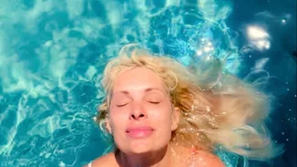 «Οι πρωινές βουτιές είναι οι καλύτερες» | Η νέα φωτογραφία της Ελένης Μενεγάκη χωρίς μακιγιάζ