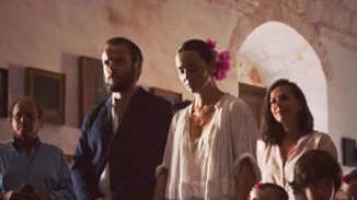 Ζενεβιέβ Μαζαρί - Βασίλης Καρύδης | Σπάνια αδημοσίευτα πλάνα από τον γάμο τους: Το boho νυφικό και το beauty look της