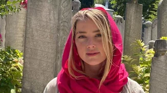 Amber Heard | Η εμφάνισή της χωρίς στηθόδεσμο σε τζαμί στην Τουρκία που προκάλεσε αντιδράσεις (pics)