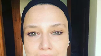 Αθηναΐς Νέγκα | Ποζάρει χωρίς μακιγιάζ και με «μαύρους κύκλους» στο μπαλκόνι του σπιτιού της (pics)