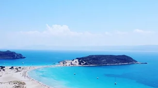 Πετώντας πάνω από τη μαγευτική Ελαφόνησο