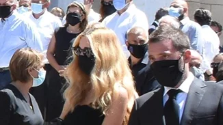 Συντετριμμένη η Δούκισσα Νομικού στην κηδεία του πεθερού της, Σάββα Θεοδωρίδη