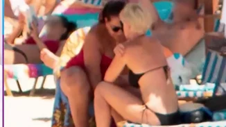 Σία Κοσιώνη | Με μαύρο μαγιό στη θάλασσα με την πεθερά της, Ντόρα Μπακογιάννη και τον γιο της, Δήμο