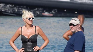 Σάσα Σταμάτη | Με λευκό ψηλόμεσο μαγιό σε παραλία της Μυκόνου με τον Παύλο Βαρδινογιάννη