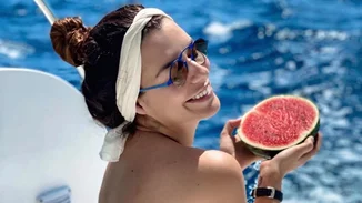 Νικολέττα Ράλλη | Η φωτογραφία με mini τζιν σορτσάκι και το άλμπουμ των πρώτων διακοπών με την κόρη της