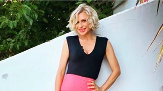 Κατερίνα Καραβάτου | Η σπάνια φωτογραφία της με μαγιό και οι άψογες αναλογίες της