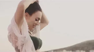 Κρυσταλλία Ρήγα | Ποζάρει με τη φίλη της, Πηνελόπη Αναστασοπούλου, και δείχνει τη φουσκωμένη της κοιλιά για πρώτη φορά