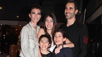 Η Μαρίνα Βερνίκου με την κούκλα κόρη της στη Μύκονο