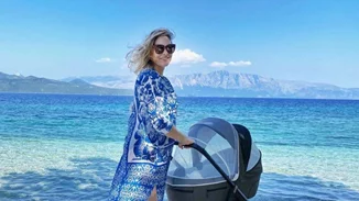 Anita Brand | Η νέα φωτογραφία από την παραλία με τον ενός μηνός γιο της