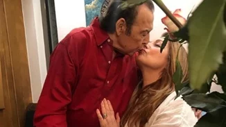 Η Άντζελα Γκερέκου και ο Τόλης Βοσκόπουλος σε μια φωτογραφία από την ημέρα του γάμου τους