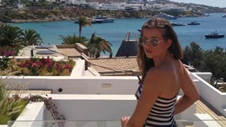 Άγριες Μέλισσες | Στιγμές χαλάρωσης για τη "Λενιώ" στη Μύκονο - Εμφανώς ανανεωμένη η Μαρία Κίτσου