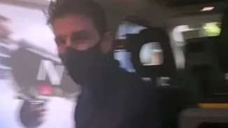 Ο Tom Cruise παρακολούθησε φορώντας μάσκα την ταινία «Tenet» σε κινηματογράφο στο Λονδίνο