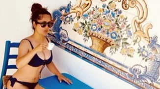 Salma Hayek | Έπινε ελληνικό καφεδάκι στην τοποθεσία Πάρος