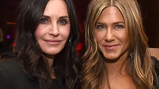 Monica vs. Rachel | Η Courteney Cox και η Jennifer Aniston σε έναν φιλικό αγώνα μπιλιάρδου