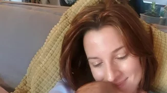 Νίκη Λυμπεράκη | Ο γιος της είναι "γαντζωμένος" στην αγκαλιά της και εκείνη λάμπει από ευτυχία