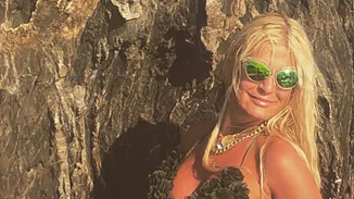 Η Mαρίνα Πατούλη ποζάρει με μπικίνι και δηλώνει | "Σημασία έχει να είσαι αληθινή"