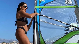 Σταματίνα Τσιμτσιλή | Κάνει windsurf στην Πάρο με μικροσκοπικό μαγιό (pics)