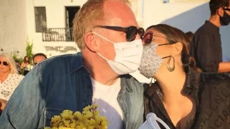 Salma Hayek | Διακοπές στην Πάρο με τον κροίσο σύζυγό της - Παντού με μάσκα (pics)