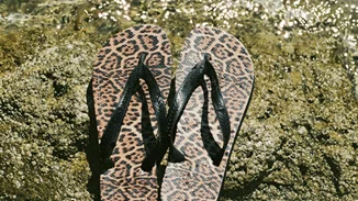 Havaianas & Saint Laurent ενώνουν τις δυνάμεις τους και το αποτέλεσμα είναι μοναδικό