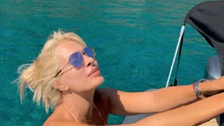 Οι κοιλιακοί της Ελένης Μενεγάκη | Ποζάρει με ροζ μπικίνι πάνω σε σκάφος (pic)