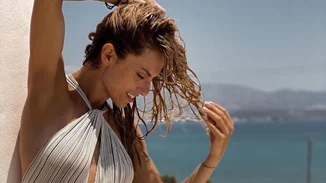 H Ντορέττα Παπαδημητρίου κάνει την πιο απίθανη βουτιά από σκάφος στην Κύθνο