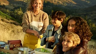 Jennifer Lopez | Με τα δίδυμα και τη μητέρα της στη νέα καμπάνια της Coach