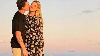 Victoria Beckham | Φωτογραφίζει τον γιο της Brooklyn και την αρραβωνιαστικιά του στην Ελλάδα