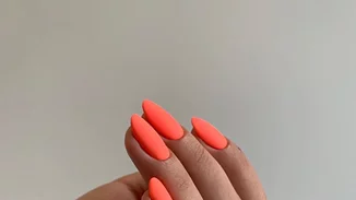 Τα χρώματα στα νύχια που αναδεικνύουν την ηλιοκαμένη επιδερμίδα