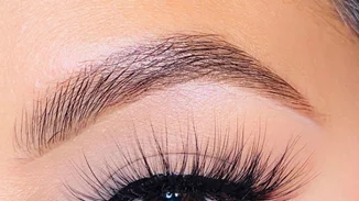 Ο εύκολος τρόπος να βάζεις τις βλεφαρίδες σου χωρίς να περιμένεις την κόλλα να στεγνώσει