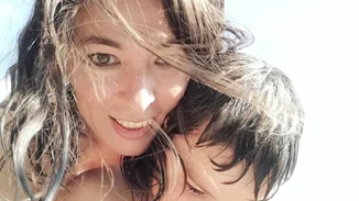 Η Αλίκη Κατσαβού παίρνει δύναμη από την τέχνη και τον γιο της | «Δεν έχω ανάγκη από σύντροφο»