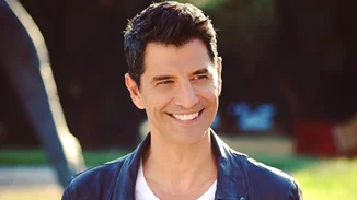 Σάκης Ρουβάς | Τραγουδάει στα καντούνια στην Κέρκυρα