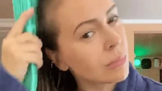 Alyssa Milano | Δείχνει πώς της πέφτουν τα μαλλιά από τον κορονοϊό - Έχει ακόμα συμπτώματα (vid)