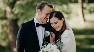 Η παράξενη ιστορία της Φιλανδής πρωθυπουργού Sanna Marin που μόλις παντρεύτηκε | «Μικρή ένιωθα αόρατη»