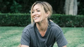 Οι γραμμωμένοι κοιλιακοί της Hilary Duff | Η διατροφή της περιλαμβάνει σοκολάτα, κρασί και ψωμί