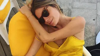 Ποια είναι η Camille Rowe, το εκθαμβωτικό super model που λατρεύει ο Τεό Νιάρχος;