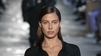 H νέα αγαπημένη του Brad Pitt σε σόου στην Εβδομάδα Μόδας του Μιλάνου