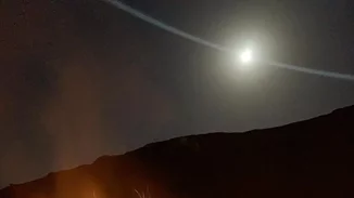 Λίγο κρασί, λίγο θάλασσα & το αγόρι της | Η Ελένη Μενεγάκη ποζάρει στην αγκαλιά του Μάκη Παντζόπουλου (pics)