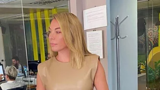 Τατιάνα Στεφανίδου | Ποζάρει πιο ξανθιά από ποτέ με mini φόρεμα - Τα δίμετρα καλλίγραμμα πόδια της και το photobombing από τον Νίκο Ευαγγελάτο