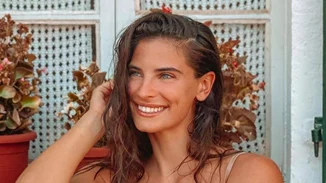 Η Χριστίνα Μπόμπα έπαθε Μαίρη Συνατσάκη | Έτσι έβαψε τα μαλλιά της στο μπαλκόνι του σπιτιού της (pics, vid)