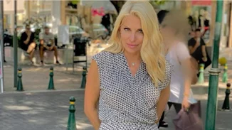 Ελένη Μενεγάκη | Απλή αλλά εντυπωσιακή με maxi φόρεμα στη βόλτα της στην Κηφισιά (pics)