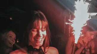 Γενέθλια για τη Νίκη Θωμοπούλου | Το πάρτι στο μαγαζί του Γιάννη Μαρακάκη, η εντυπωσιακή τούρτα και η ηλικία της