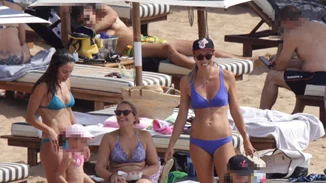 Μαριέττα Χρουσαλά | Με μοβ μπικίνι για μπάνιο με τον Λέοντα Πατίτσα και τα παιδιά τους